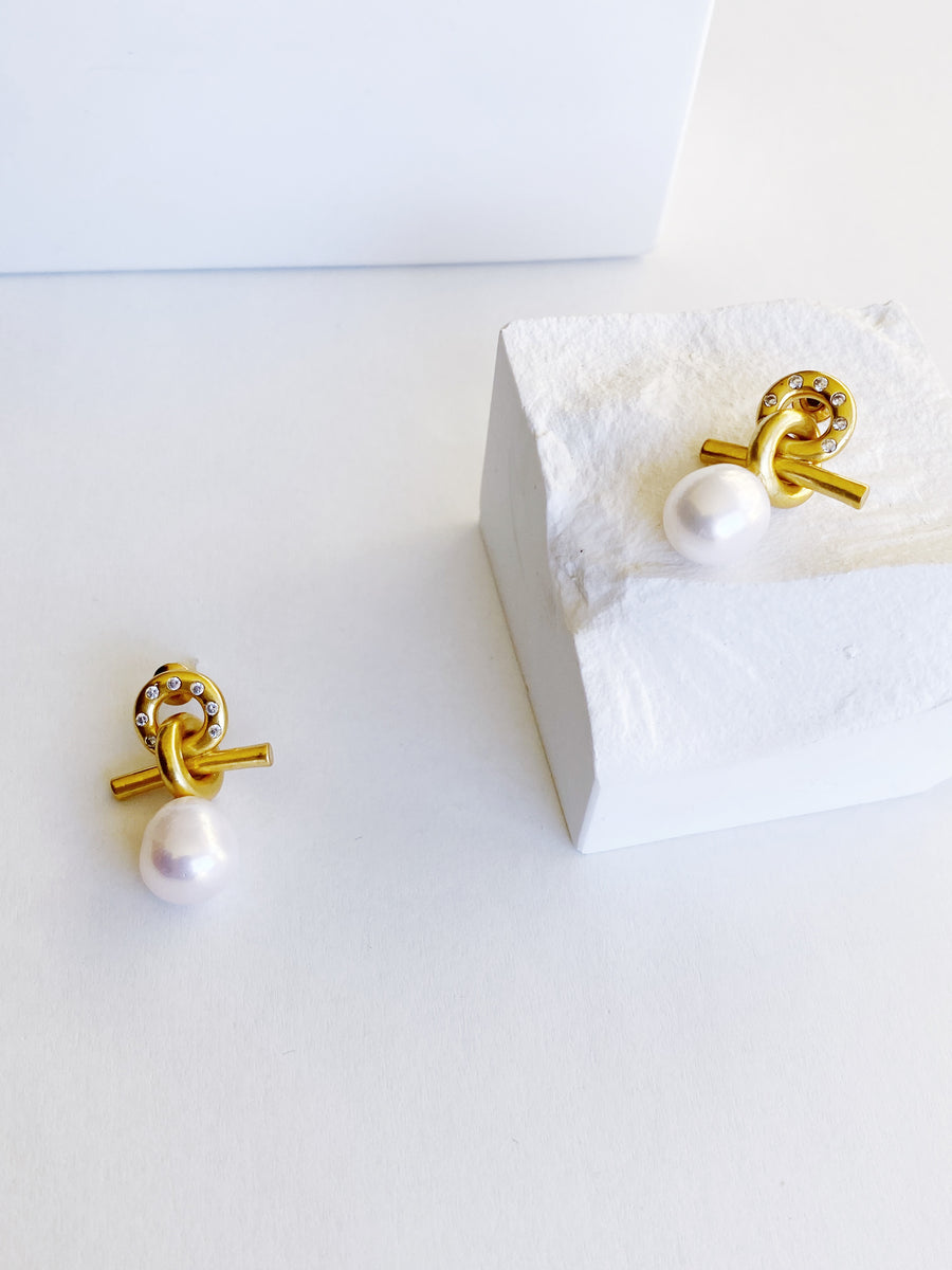 Pearl Gold Earrings.