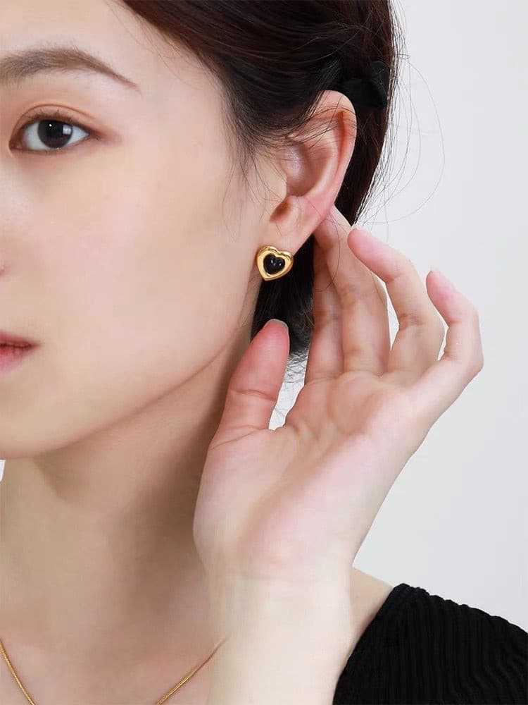 Black Gemstone Heart Stud Earrings.