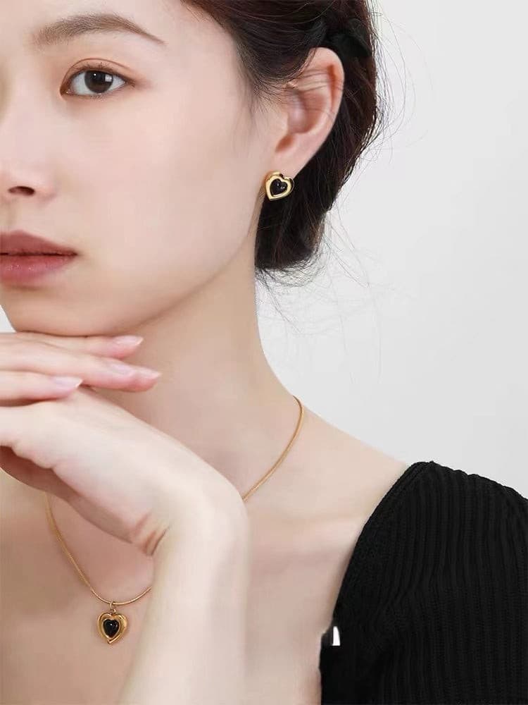 Black Gemstone Heart Stud Earrings.
