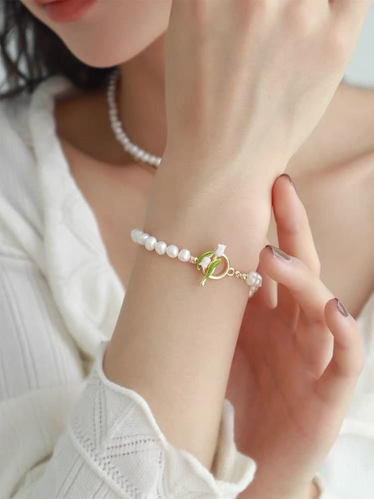 Floral Gold Embellished Pearl Bracelet.