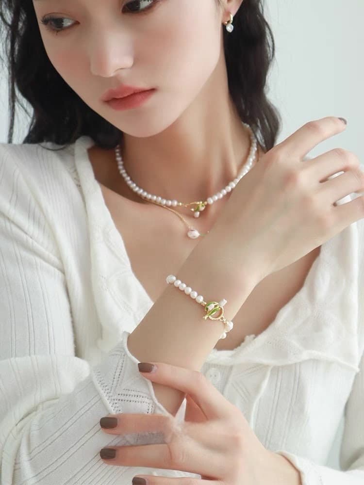 Floral Gold Embellished Pearl Bracelet.