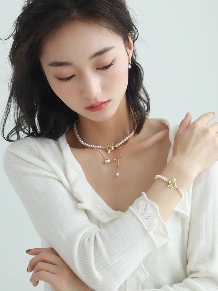 Floral Gold Embellished Pearl Bracelet.