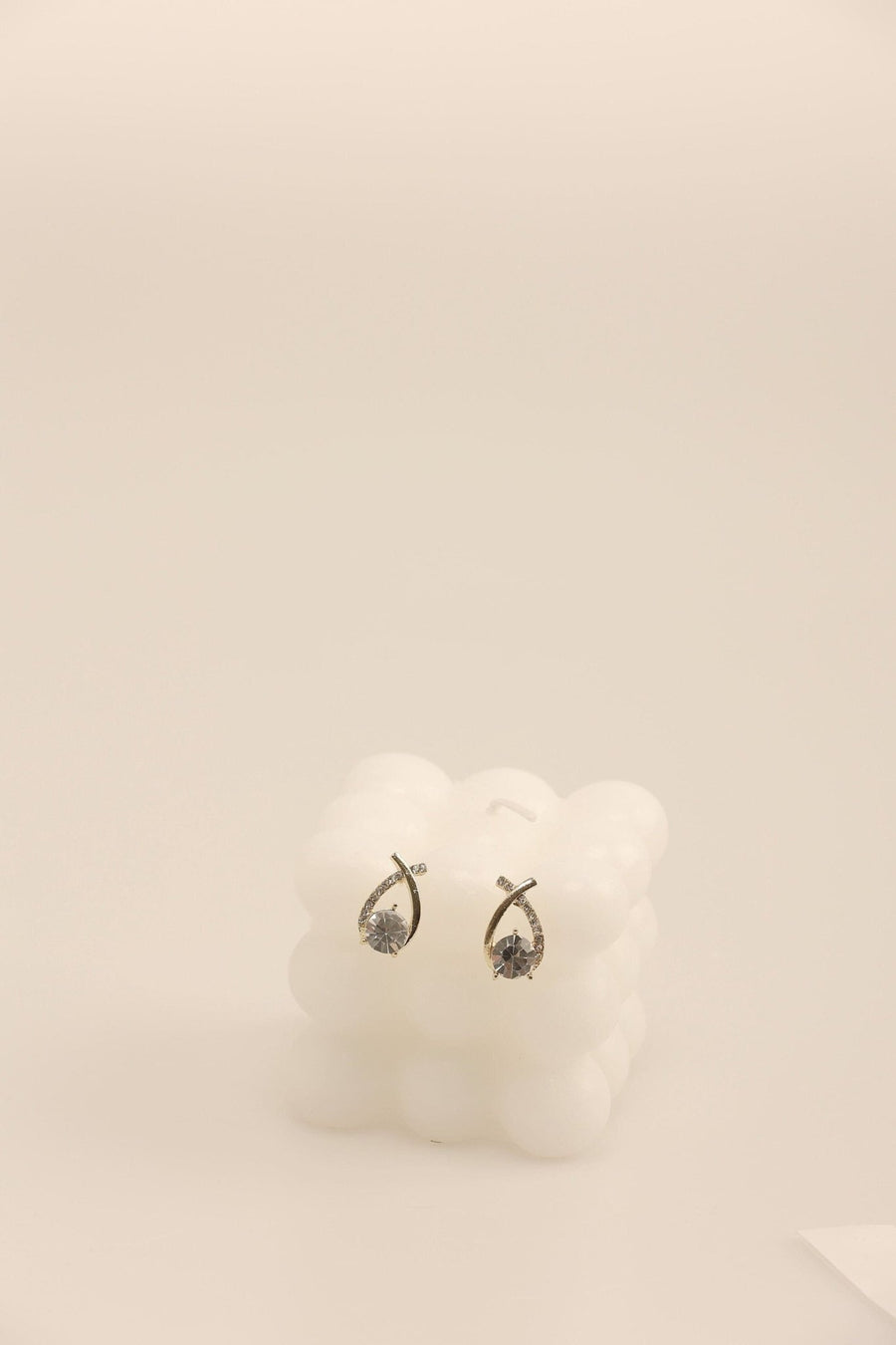 Minimalist Zircon Earrings in Gold.