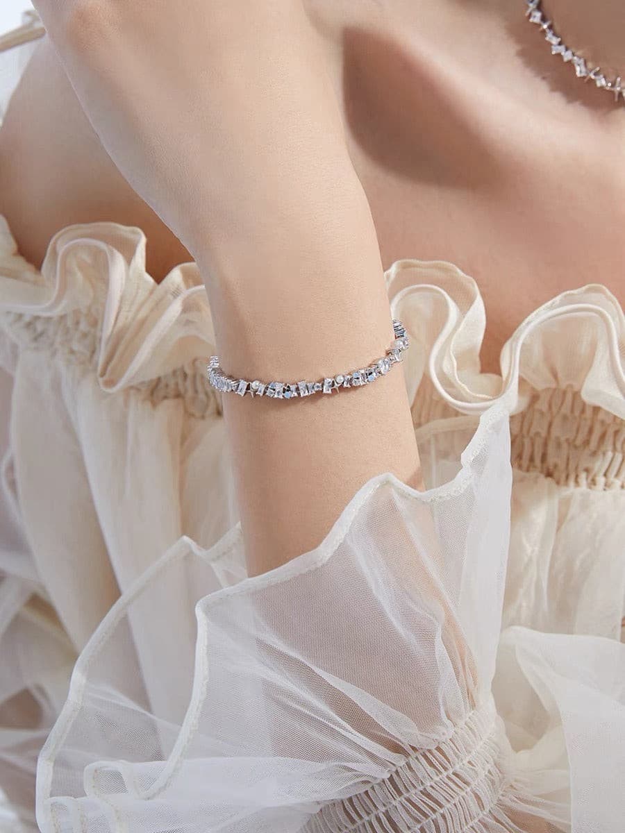 Simple Wedding Zirconia Bracelet in White Gold.